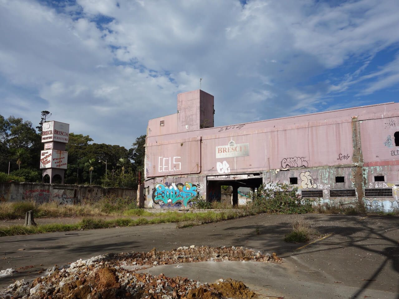 Photo of the derelict Berscia building and car park